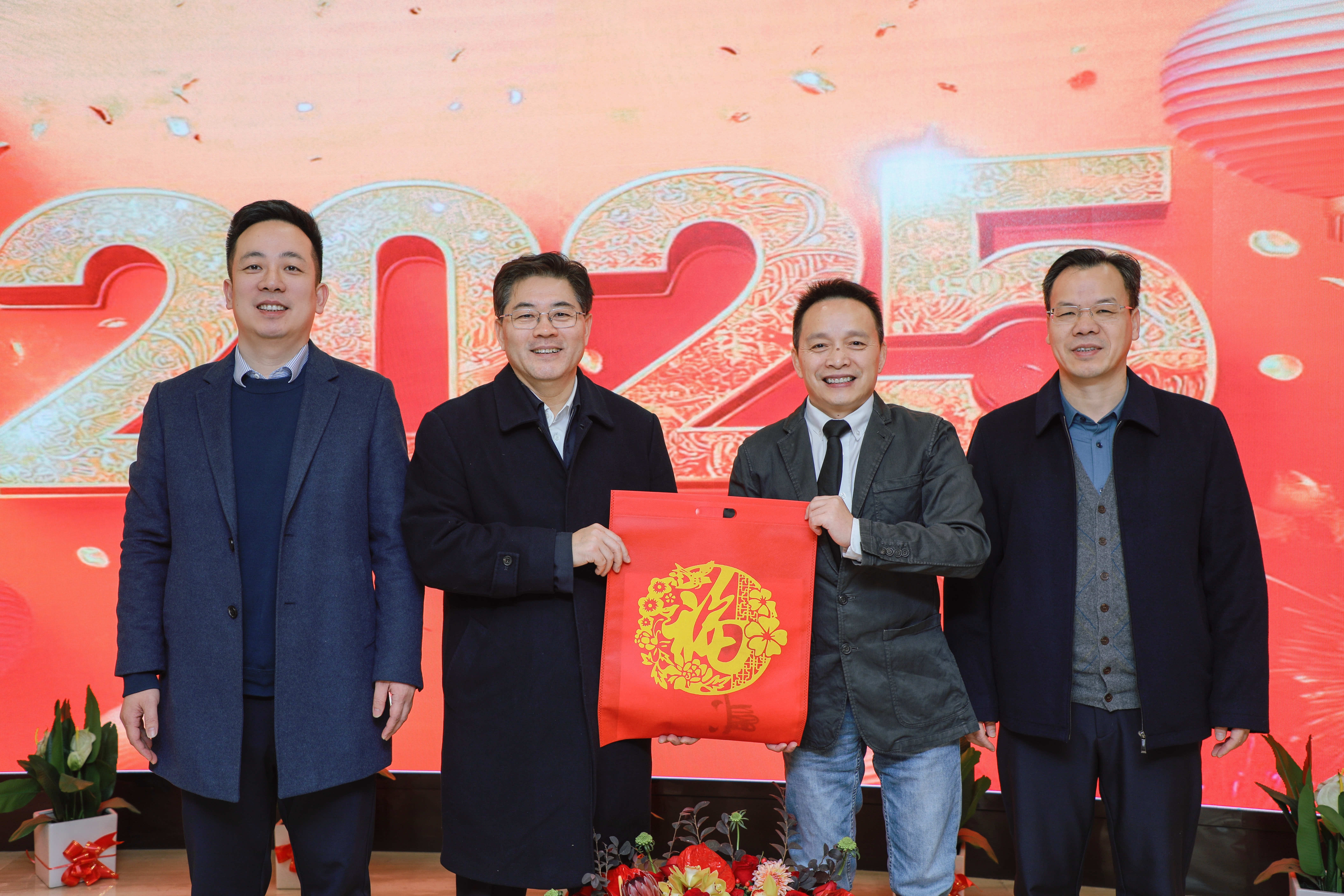 省委統(tǒng)戰部部長(zhǎng)隋忠誠(chéng)一行到鹽津鋪子開(kāi)展春節(jié)走訪(fǎng)慰問(wèn) 省委統(tǒng)戰部部長(zhǎng)隋忠誠(chéng)一行到鹽津鋪子開(kāi)展春節(jié)走訪(fǎng)慰問(wèn)